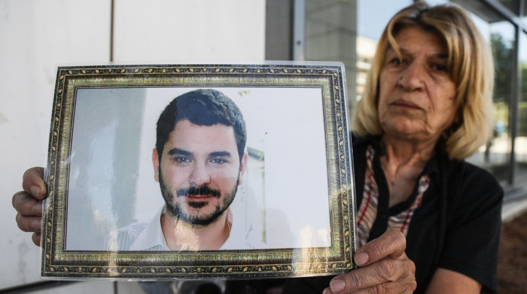 Η μητέρα του Μάριου Παπαγεωργίου κρατάει τη φωτογραφία του