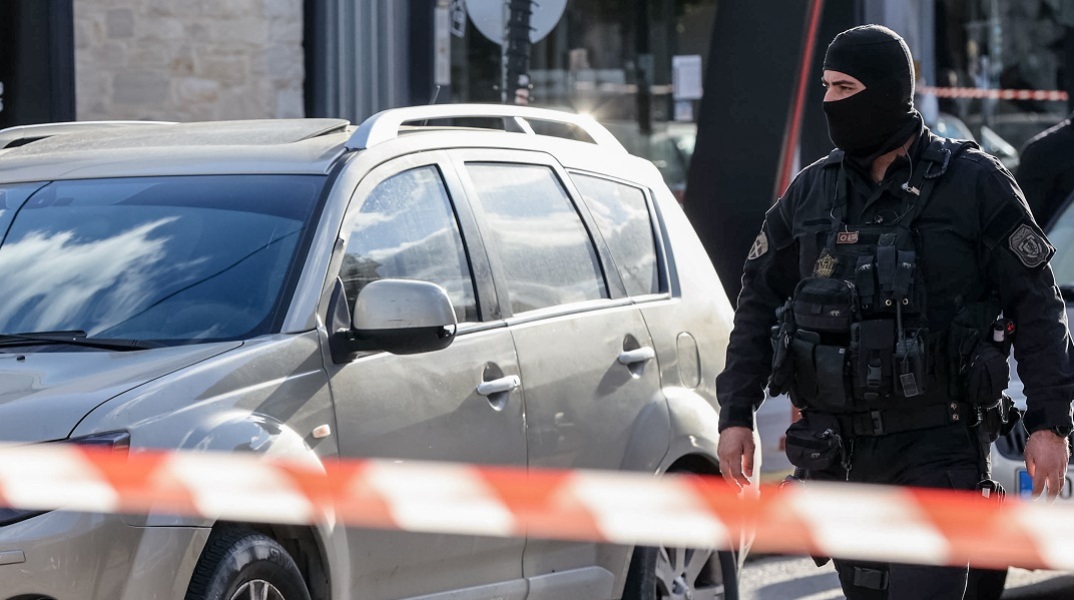 Γλυφάδα: Συνελήφθη ανθυπασπιστής για τη ρίψη χειροβομβίδας σε αυλή γυναίκας αξιωματικού