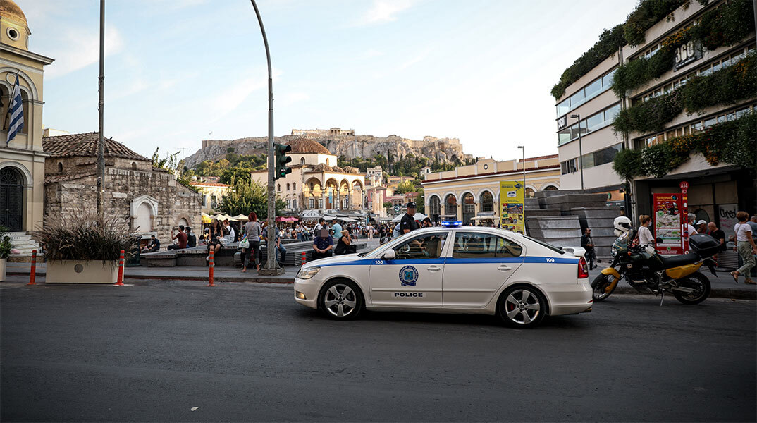 Περιπολικό της αστυνομίας στο Μοναστηράκι