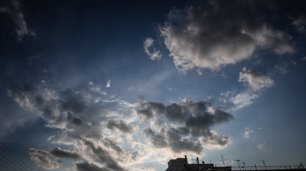 Ήλιος με σύννεφα