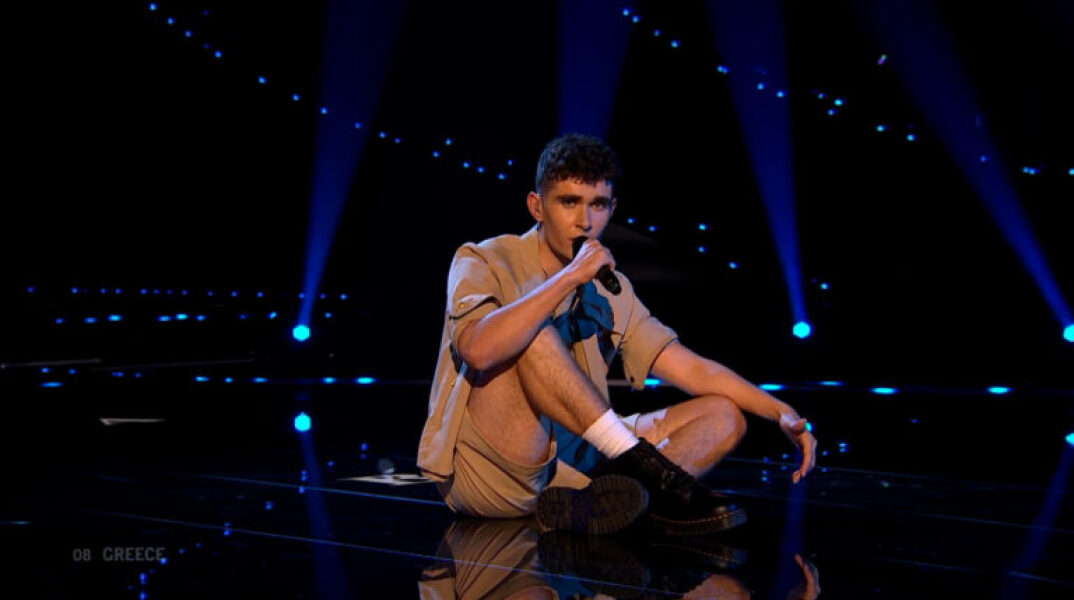Ο Βίκτωρ Βερνίκος στον β' ημιτελικό της Eurovision