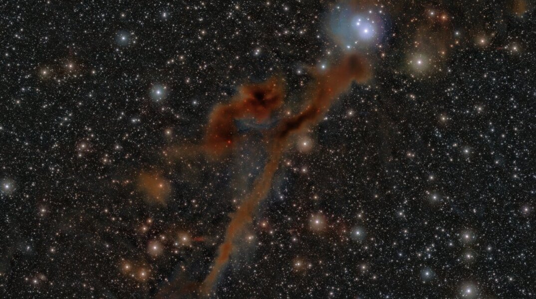 Περιοχή στον αστερισμό του Λύκου, όπου φαίνονται νέα αστέρια να γεννιούνται στα πολύχρωμα νέφη αερίου και σκόνης
