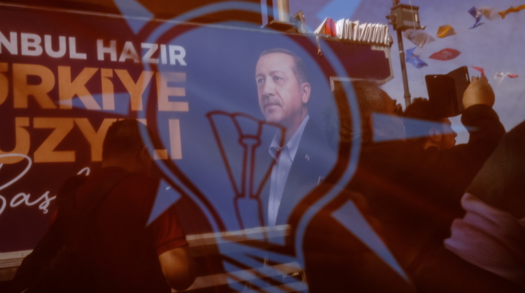 «Ο τούρκος Μακιαβέλι»: Ο γαλλικός Τύπος κατακεραυνώνει τον Ερντογάν εν όψει εκλογών