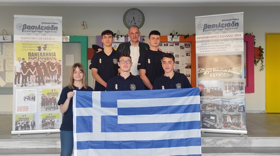 Η νικήτρια ομάδα του λυκείου των εκπαιδευτηρίων Βασιλειάδη