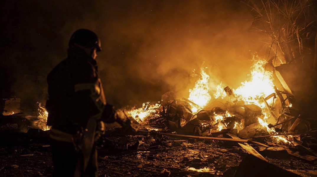 Πυροσβέστης σβήνει φωτιά έπειτα από αεροπορική επιδρομή στο Κίεβο