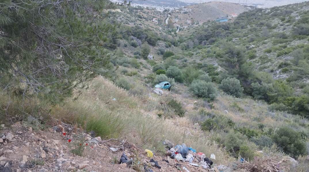 Αυτοκίνητο έπεσε σε γκρεμό στο Σχιστό