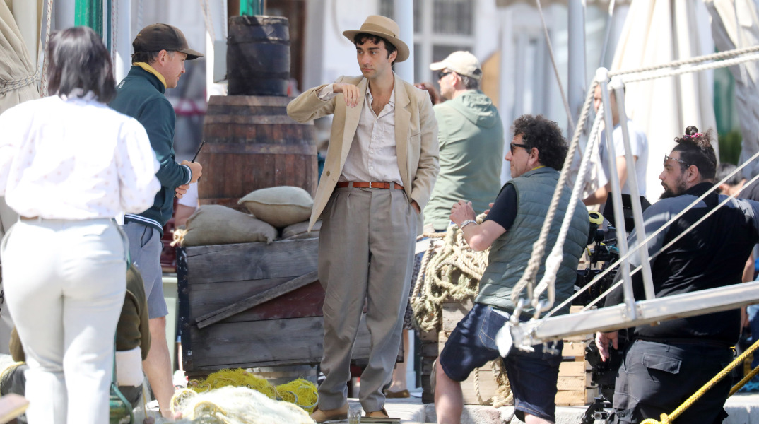 O Άλεξ Γουλφ υποδύεται τον Λέοναρντ Κοεν στη σειρά «So long, Marianne»