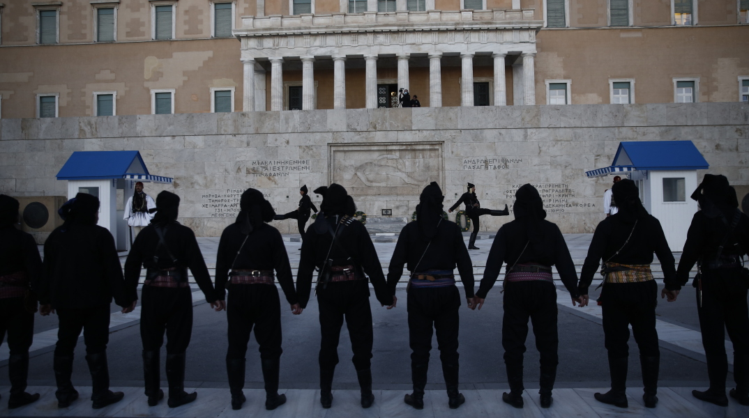 Εύζωνοι με ποντιακή στολή