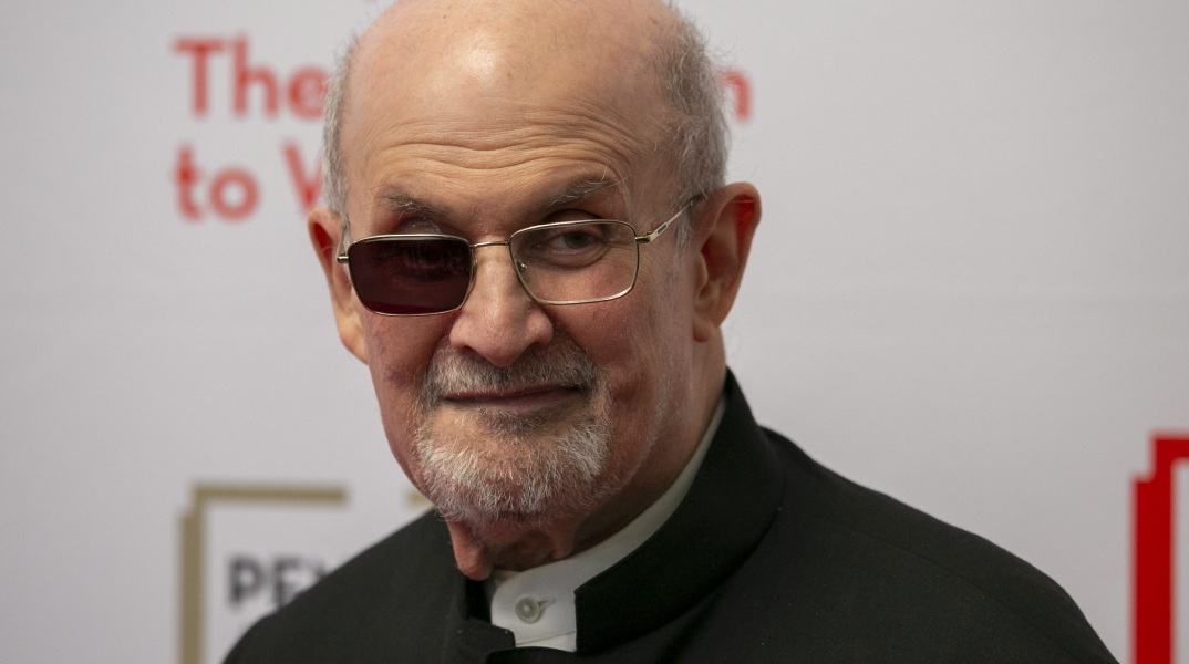 Σαλμάν Ρούσντι: Η πρώτη δημόσια εμφάνισή του βρετανού συγγραφέα, εννέα μήνες μετά την επίθεση που δέχτηκε - Το μήνυμά του για την ελευθερία έκφρασης.