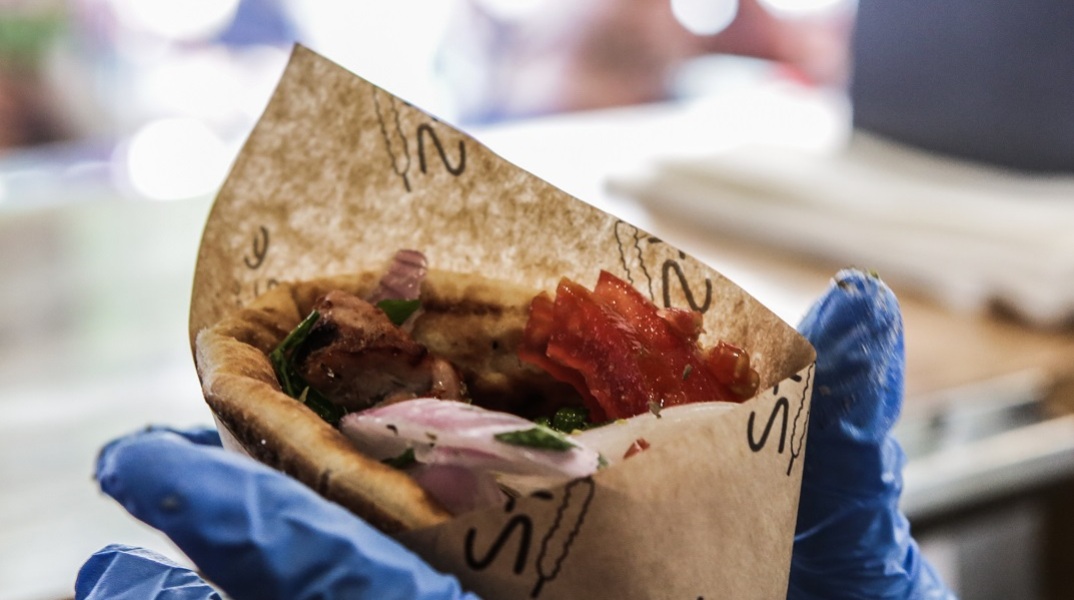 Μύκονος: Αγγελία για τυλιχτή με μισθό 3.600 ευρώ