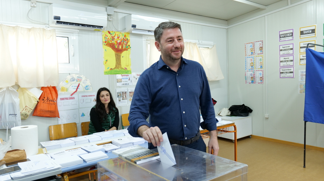 O Nίκος Ανδρουλάκης ψηφίζει στο Αρκαλοχώρι