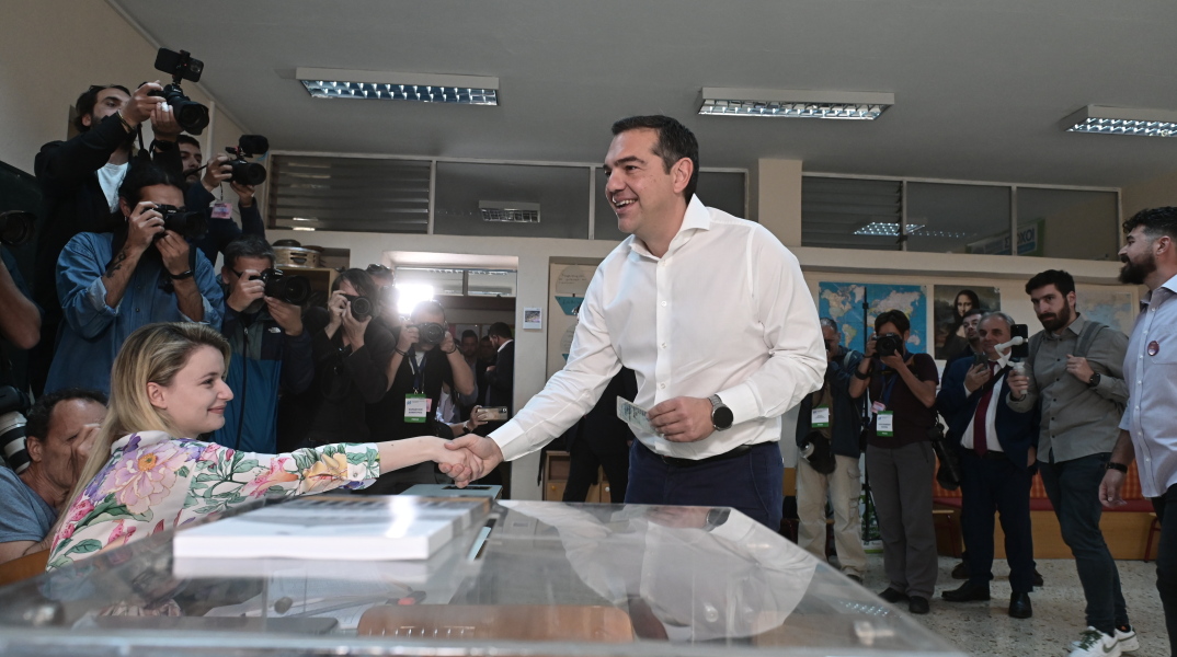Ο Αλέξης Τσίπρας ψηφίζει στις εκλογές του 2023