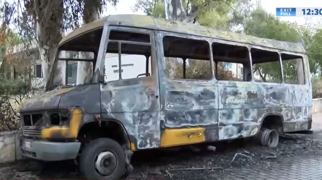 Καμένο σχολικό λεωφορείο στου Ζωγράφου