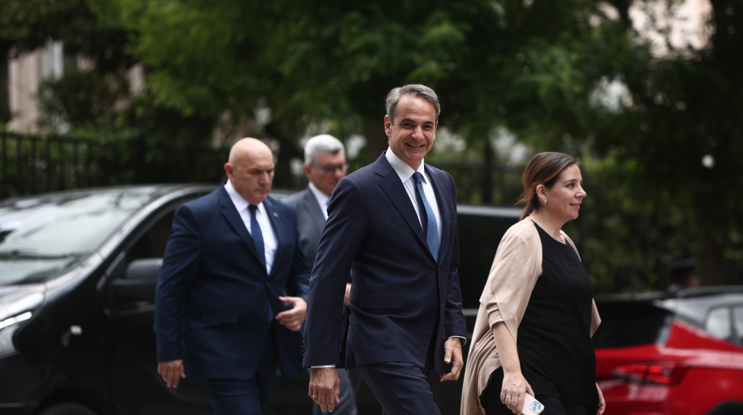 Ο Κυριάκος Μητσοτάκης μεταβαίνει στο Προεδρικό Μέγαρο για να παραλάβει τη διερευνητική εντολή