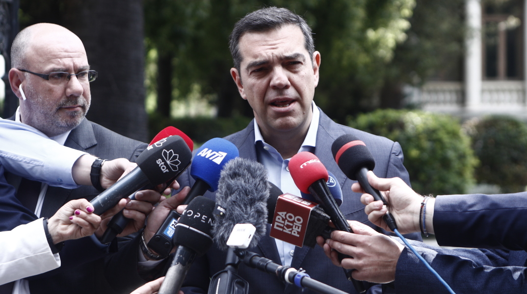 O Αλέξης Τσίπρας έξω από το Προεδρικό Μέγαρο