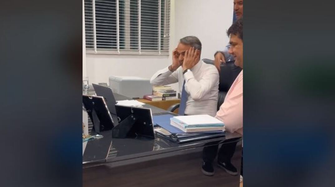 Ο Κυριάκος Μητσοτάκης μαθαίνει τα αποτελέσματα των εκλογών