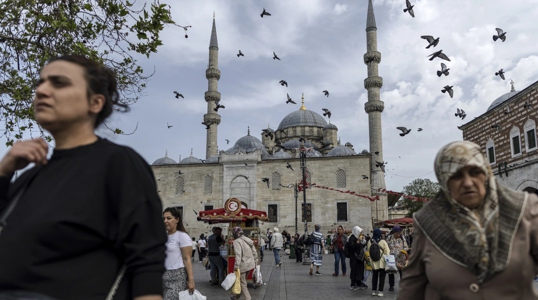  «Εκλογές - Τουρκία: Ο εθνικισμός αγκαλιάζει την Τουρκία», λέει στη Le Monde ο συγγραφέας Χαλίλ Καραβελί
