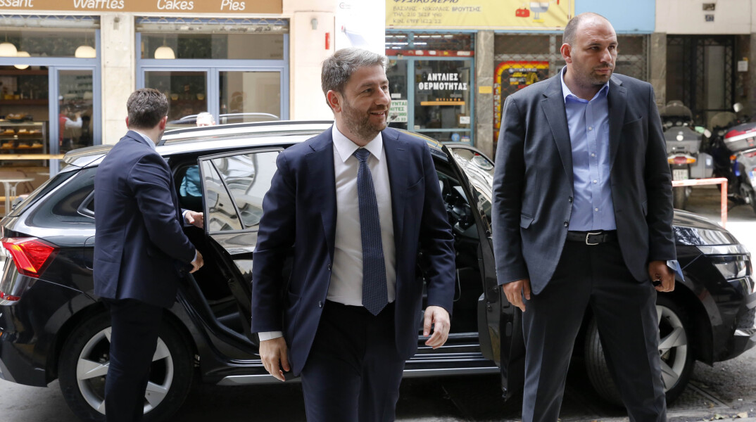 Ο Νίκος Ανδρουλάκης προσέρχεται στα γραφεία του ΠΑΣΟΚ