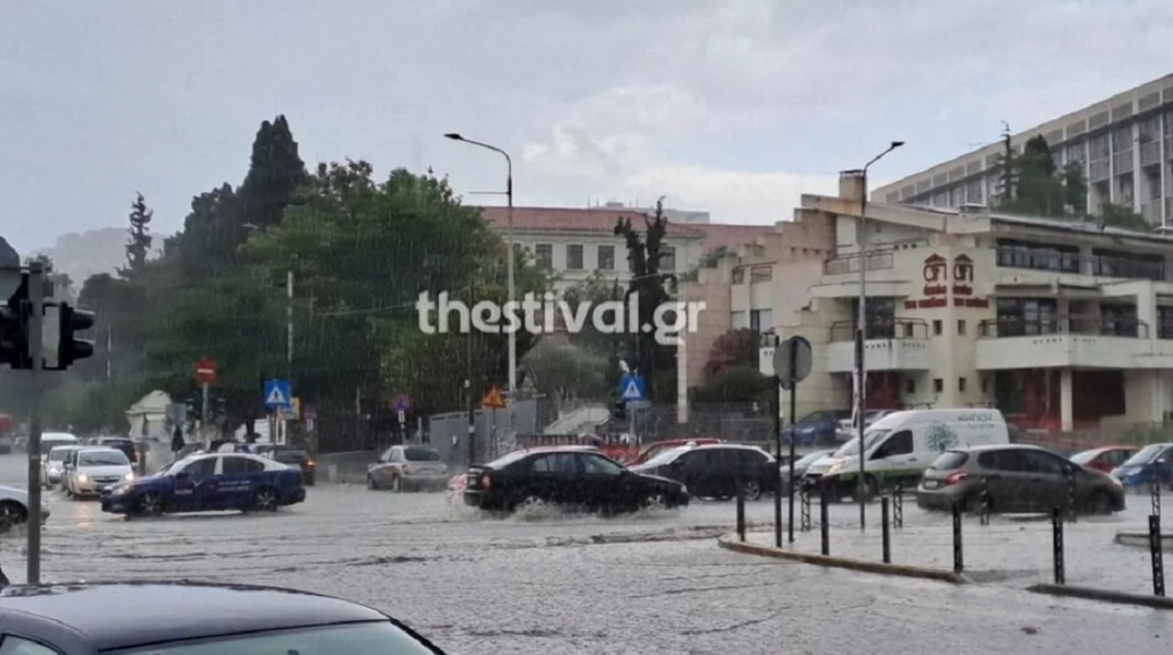 Θεσσαλονίκη - Καιρός: «Ποτάμια» οι δρόμοι μετά την καταιγίδα