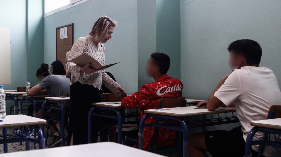 Οι υποψήφιοι των Πανελληνίων Εξετάσεων 2023 σε εξεταστικό κέντρο λαμβάνουν τα τετράδια απαντήσεων για τα θέματα στη Νεοελληνική Γλώσσα και Λογοτεχνία των ΓΕΛ