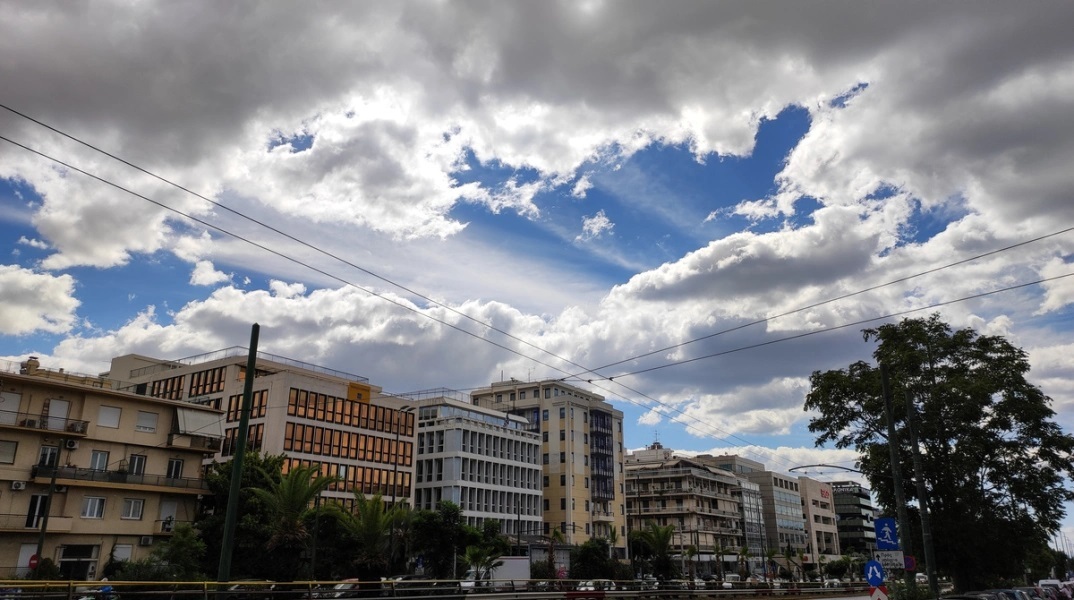 Καιρός σήμερα: Υψηλές θερμοκρασίες και βροχές το μεσημέρι