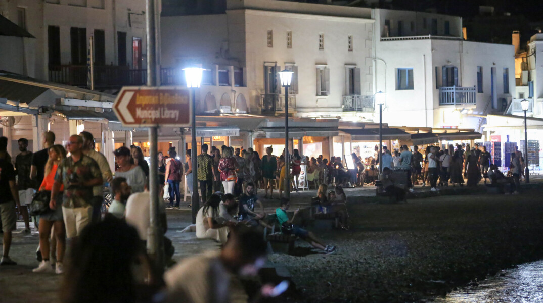 Τα Ματογιάννια της Μυκόνου τη νύχτα