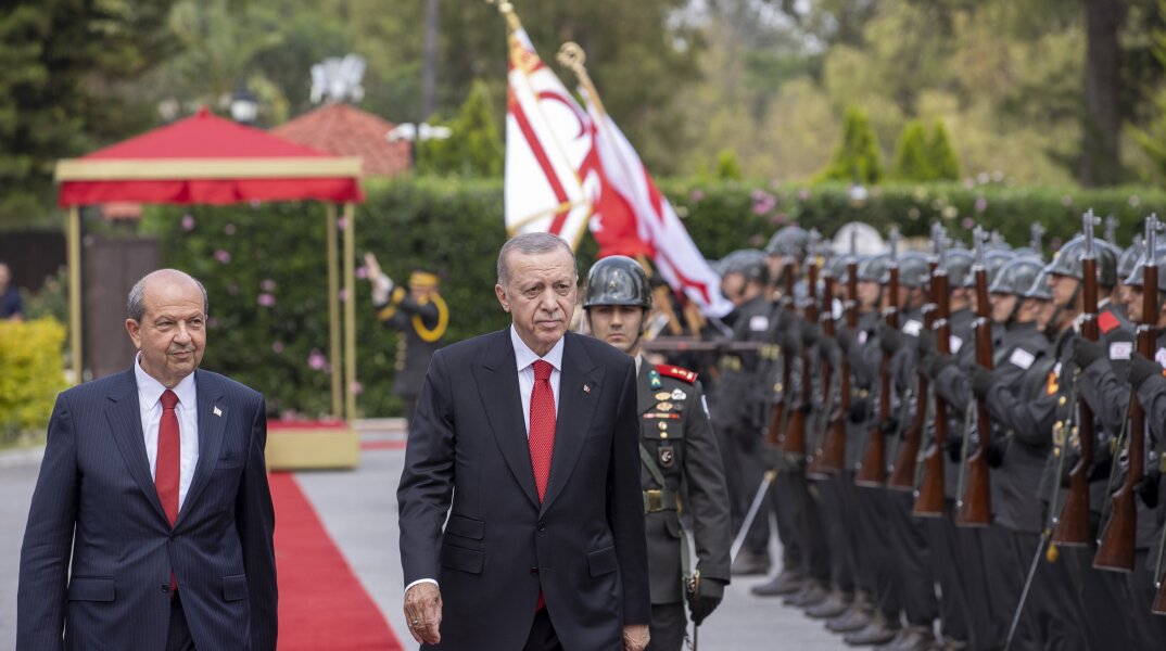 Ο Ρετζέπ Ταγίπ Ερντογάν και ο Ερσίν Τατάρ