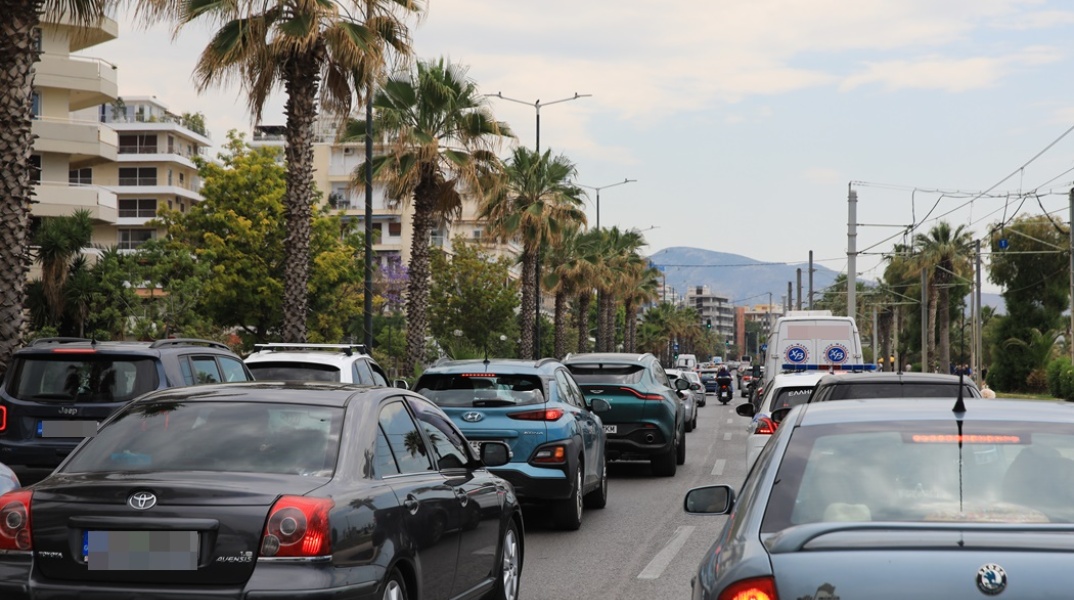 Αυτοκίνητα το ένα πίσω από το άλλο κολλημένα στην κίνηση στο κέντρο της Αθήνας