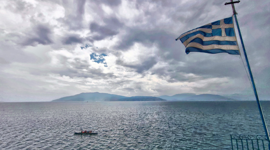 Σύννεφα σε παραλία στο Ναύπλιο