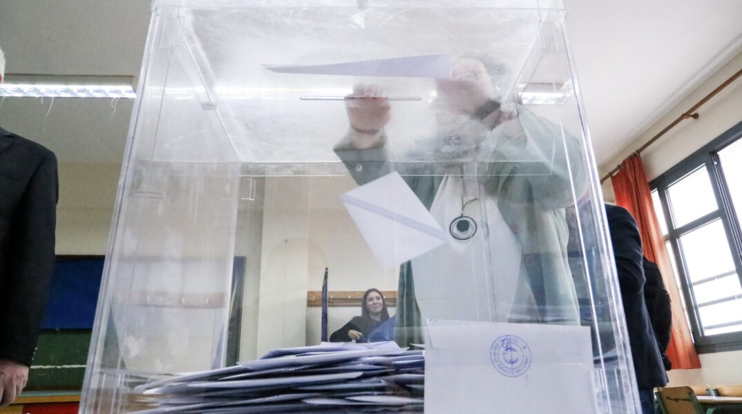 Metron Analysis: Αυτοδυναμία ΝΔ ακόμη και με οκτακομματική Βουλή