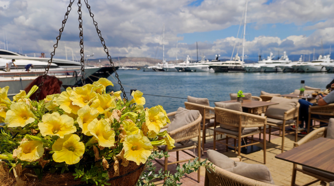 Ηλιόλουστο πρωινό (με λίγα σύννεφα) στη Μαρίνα Φλοίσβου