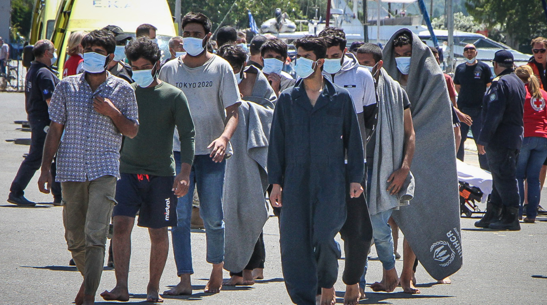 Μετανάστες από το ναυάγιο ανοιχτά της Πύλου αποβιβάζονται στο λιμάνι της Καλαμάτας