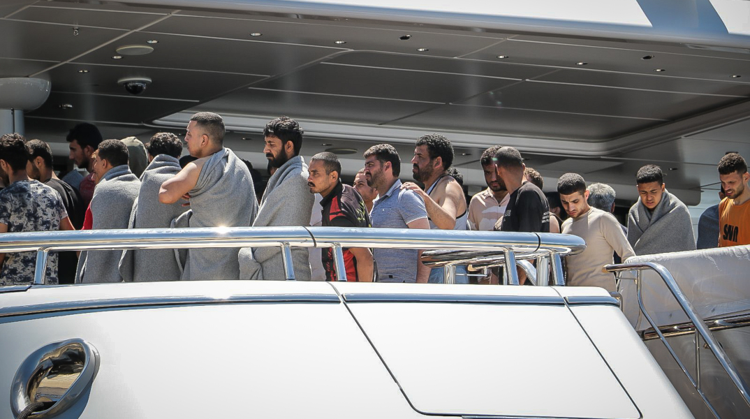 Οι διασωθέντες από το ναυάγιο ανοιχτά της Πύλου αποβιβάζονται στην Καλαμάτα