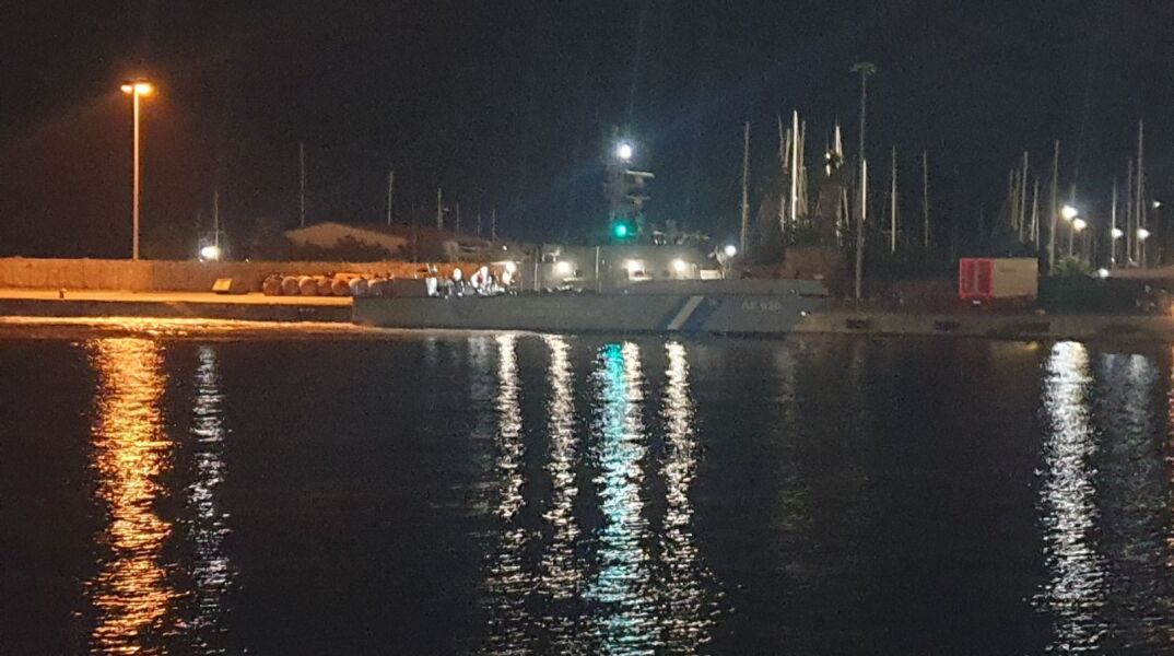 Σκάφος του λιμενικού μεταφέρει σορούς μεταναστών στην Καλαμάτα