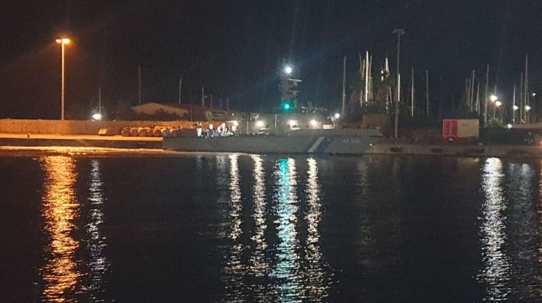 Σκάφος του λιμενικού μεταφέρει σορούς μεταναστών στην Καλαμάτα