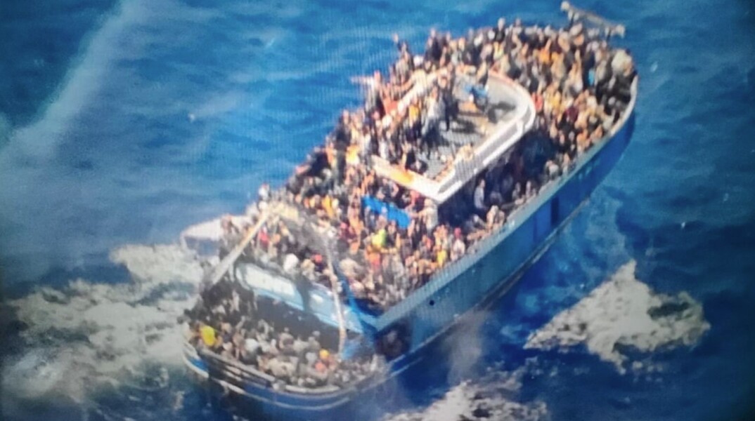 Στοιβαγμένοι σε κατάστρωμα και αμπάρια οι μετανάστες - Δραματικά στιγμιότυπα από την επιχείρηση στην Πύλο
