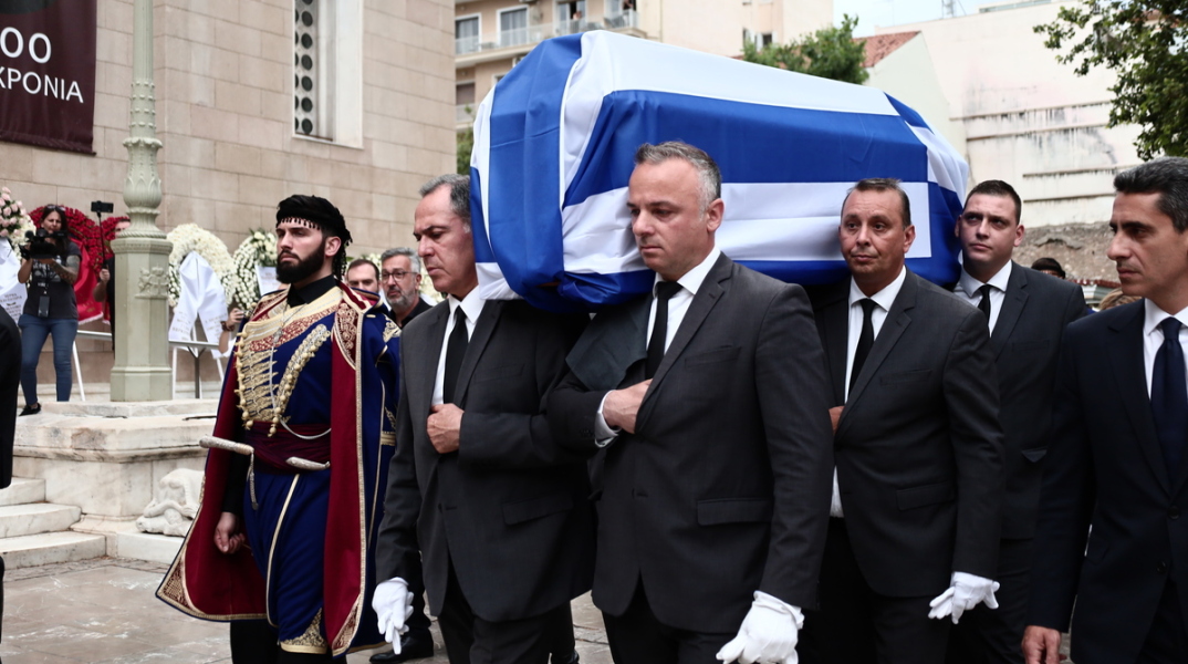 Γιάννης Μαρκόπουλος: Σε κλίμα συγκίνησης η κηδεία του εμβληματικού μουσικοσυνθέτη