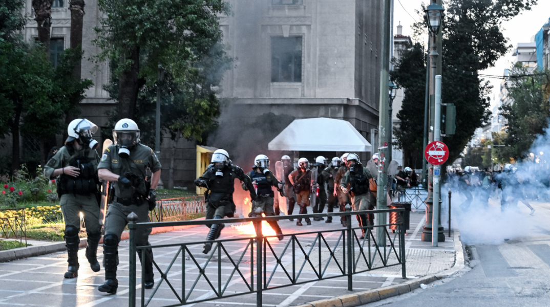 Ένταση  στο κέντρο της Αθήνας στη διαμαρτυρία για το πολύνεκρο ναυάγιο στην Πύλο