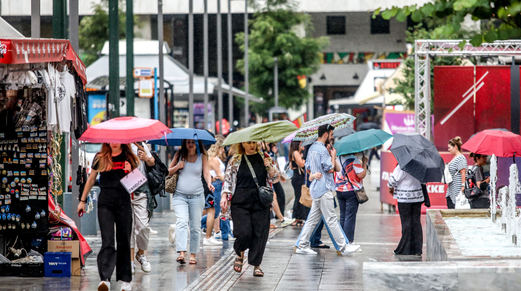 Βροχή στο κέντρο της Αθήνας