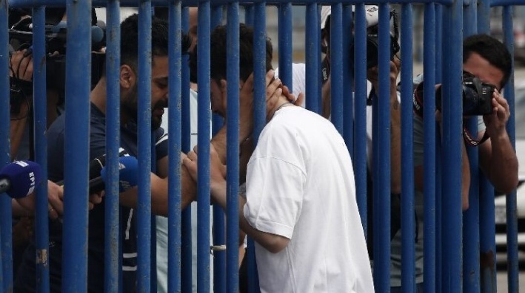 Η ιστορία των δύο Σύρων αδερφών που αγκαλιάζονται μέσα από τα κάγκελα