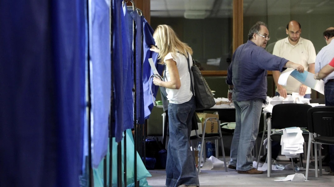 Δημοσκόπηση Pulse: «Ναι» σε μη κρατικά ΑΕΙ - Διχασμένοι οι πολίτες για γάμο ομοφύλων