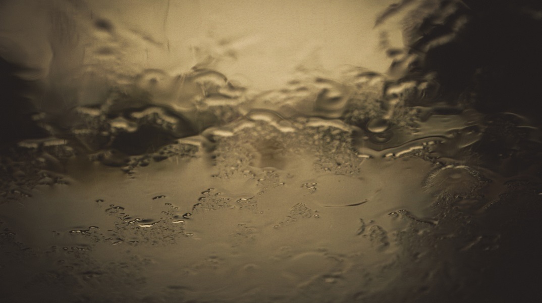 Χαλκιδική: Οδηγός βλέπει ορμητικό χείμαρρο να παρασύρει το ΙΧ του