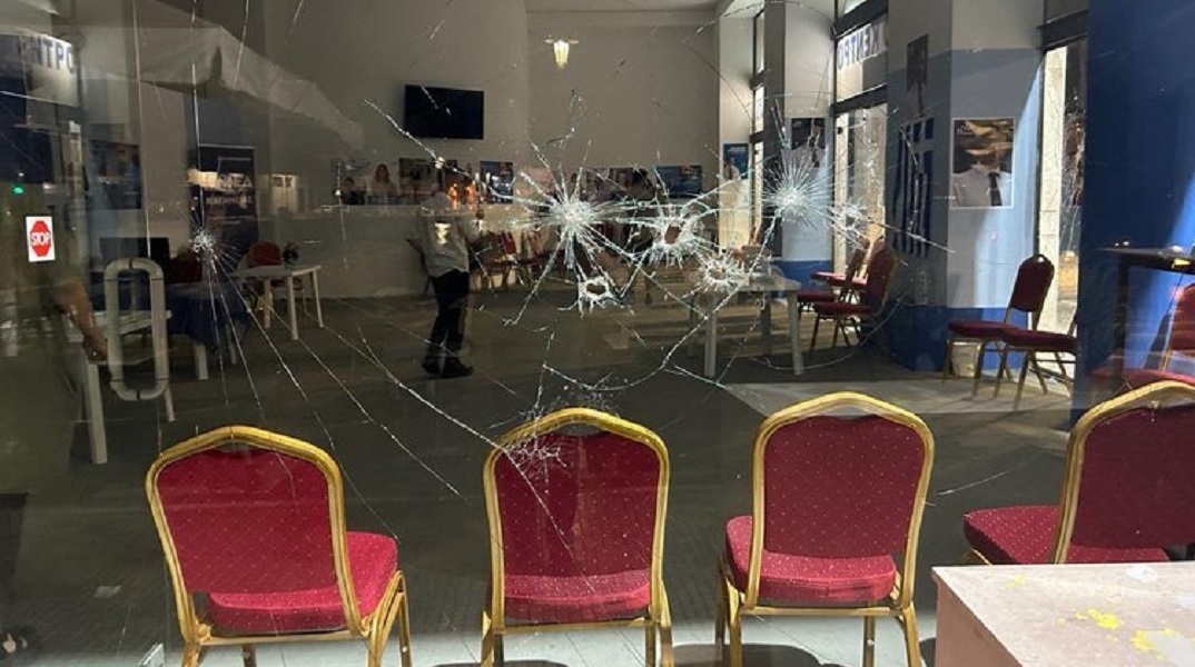 Βόλος: Άγνωστοι προκάλεσαν ζημιές στο εκλογικό κέντρο της Νέας Δημοκρατίας