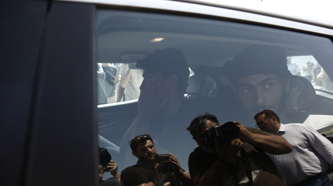 Άνδρες μεταφέρονται για προανάκριση για το ναυάγιο στην Πύλο