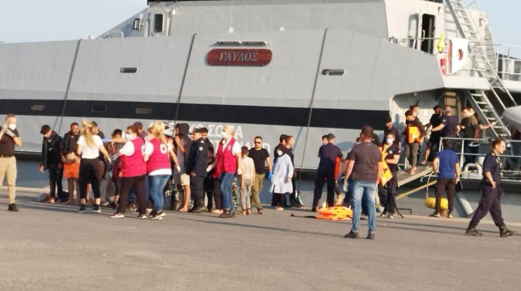 Μετανάστες που διασώθηκαν ανοιχτά του Ταινάρου αποβιβάζονται στο λιμάνι της Καλαμάτας