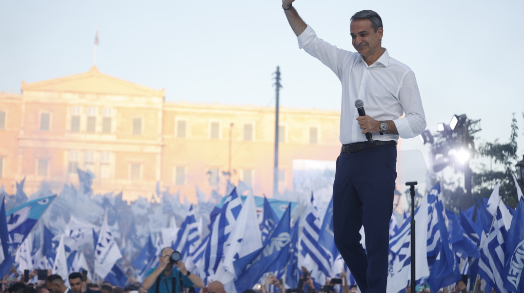 Ο Κυριάκος Μητσοτάκης στο Σύνταγμα