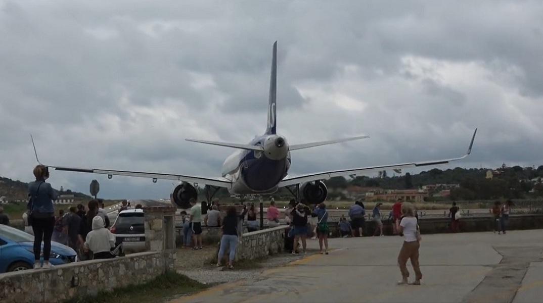 Σκιάθος: Αεροπλάνο απογειώνεται και «σηκώνει τον κόσμο στον αέρα»