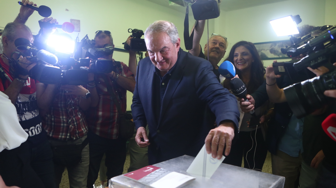 O Κώστας Καραμανλής ασκεί το εκλογικό του δικαίωμα