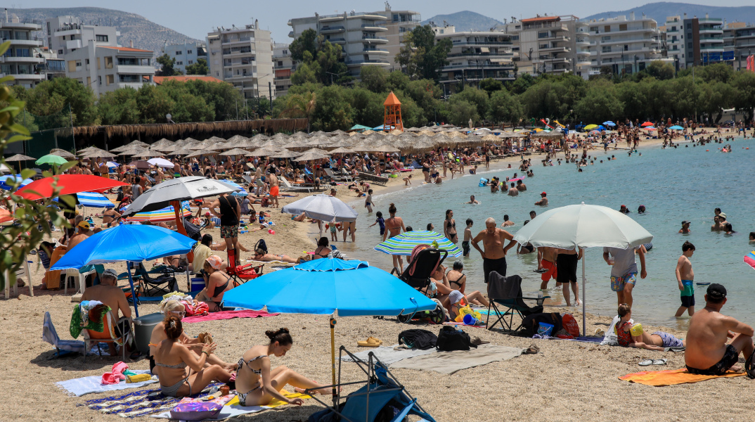 Πολυκοσμία στην παραλία του Αλίμου ανήμερα των εκλογών