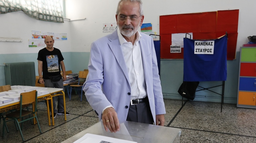 Ο υπηρεσιακός πρωθυπουργός Ιωάννης Σαρμάς άσκησε το εκλογικό του δικαίωμα